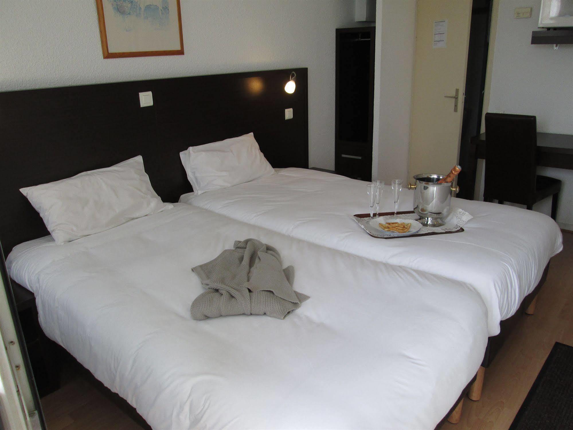 Top Motel Istres Buitenkant foto